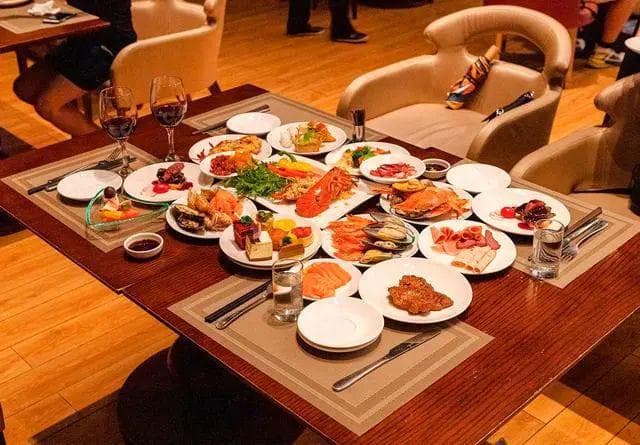 为何自助餐一吃就饱？从你进门的那一刻就被"安排"了