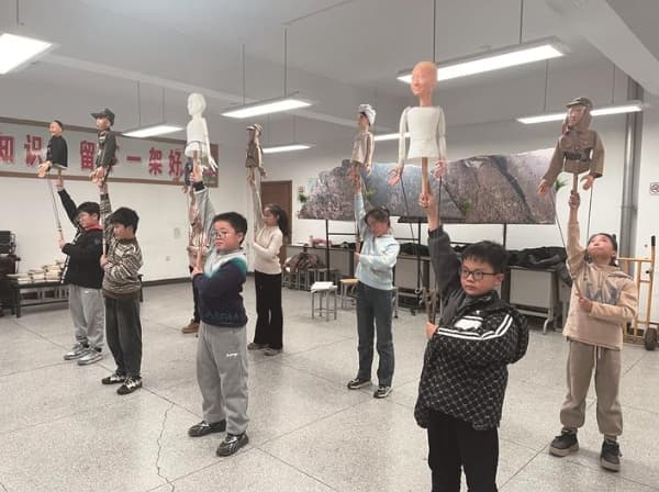 小学生“奇遇”木偶戏