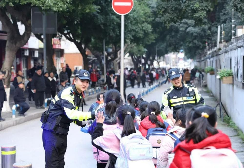 开学季 | 护航开学季，高新交巡警多措并举守护学生“平安上学路”