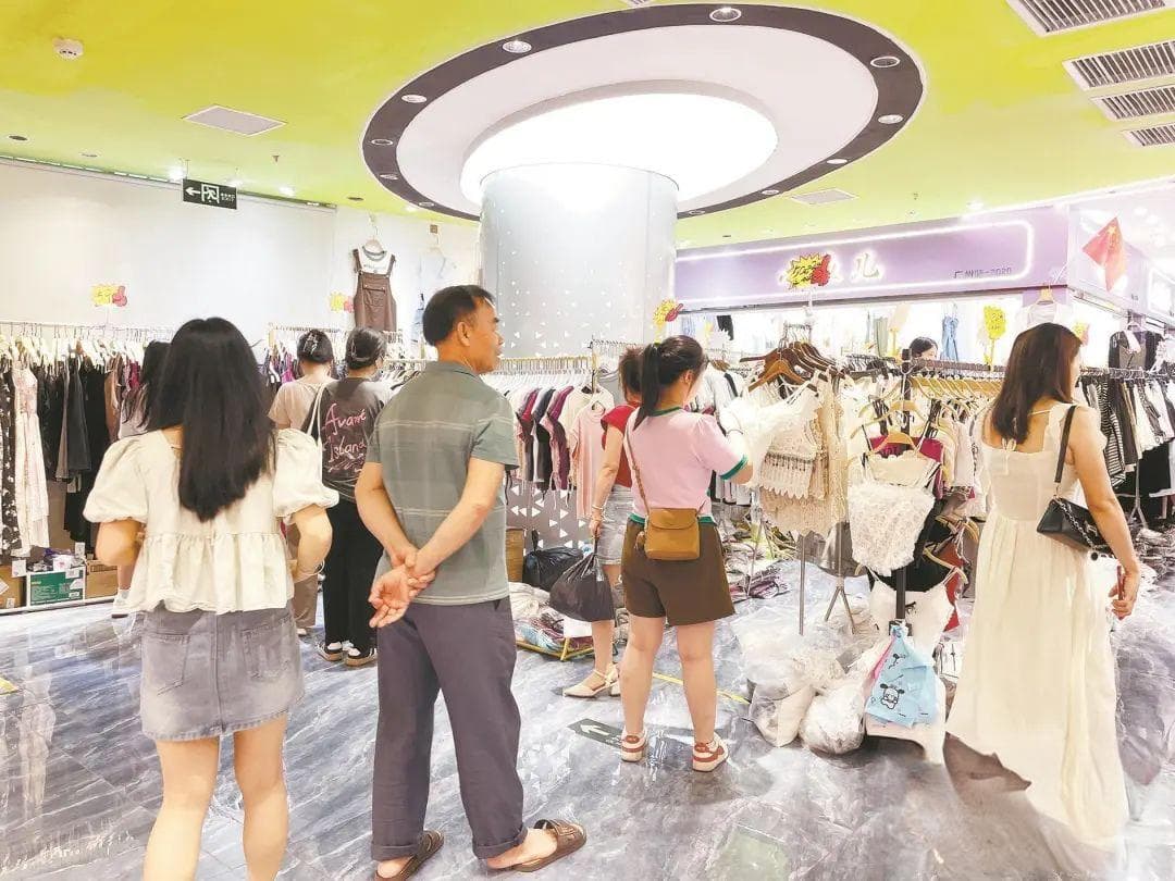 “百元N件”引青年爱逛批发市场，广州服装业咋接住这“泼天流量”