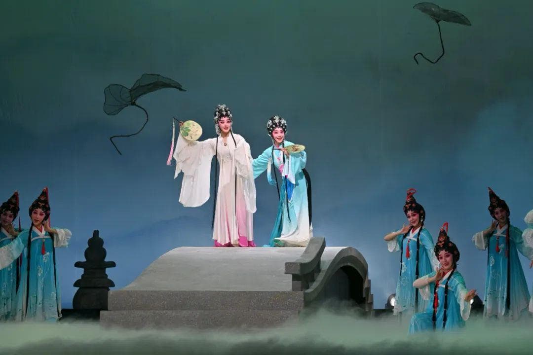 《白蛇传·情》：传统戏曲的创新演绎与僵尸表演的现代诠释