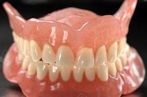 活动假牙晚上不摘可以吗？长期佩戴容易引发牙龈炎、口腔溃疡，假牙寿命也有影响！