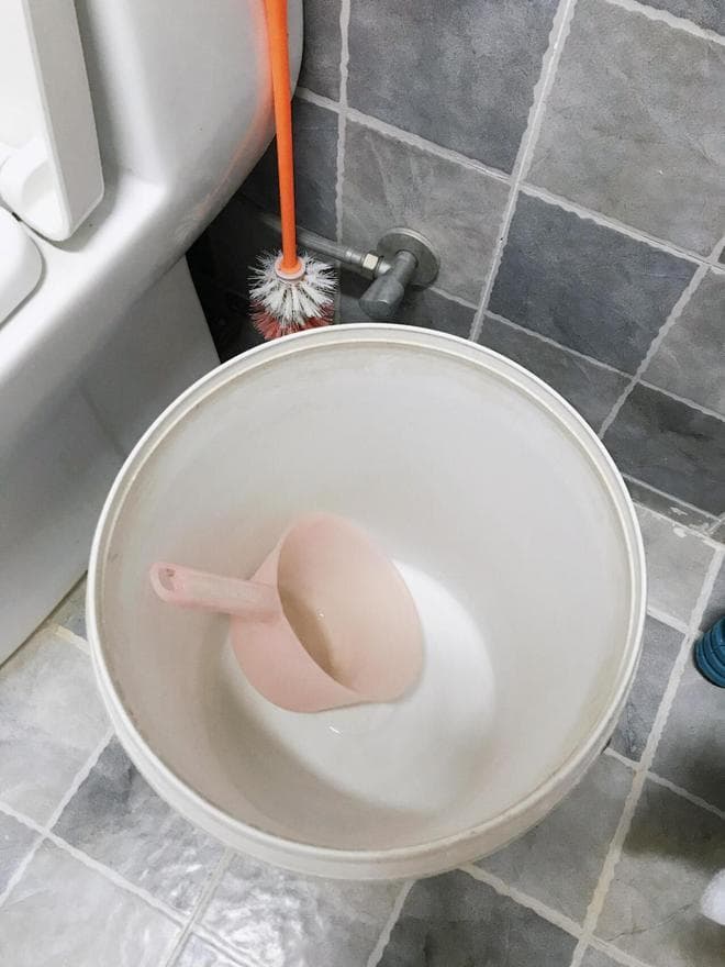 为何不能“倒水”冲马桶？维修师傅的大实话：看似省水实则隐患大