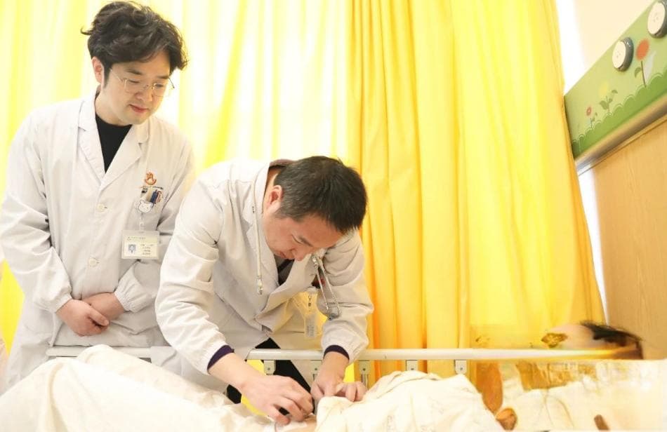 14岁女孩腹中长出巨大肿瘤，医生提醒发现包块要及时就医