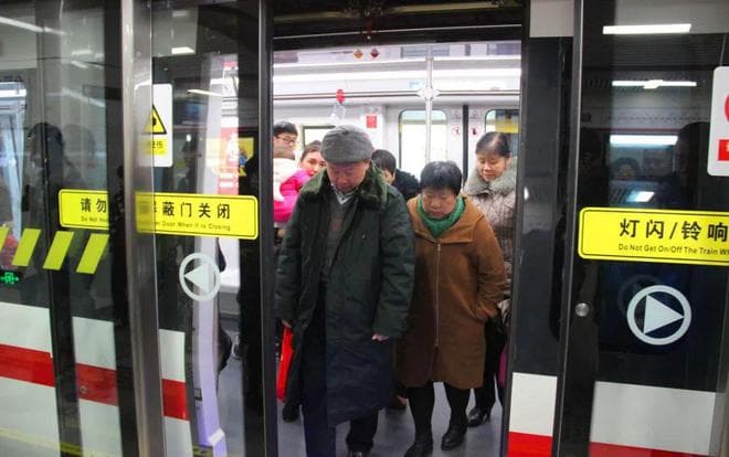 老年人免费乘车取消了？老年公交卡“新规”，事关每个人，早了解