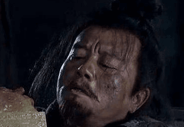 官渡之战持续了很久，期间刘备都在干什么？