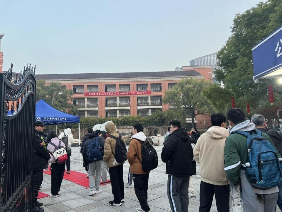 2025高考首考第一天，很多人关心三门选考科目如何选！最新动向来了
