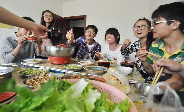 如何巧妙地应对同学聚会中的攀比心理？