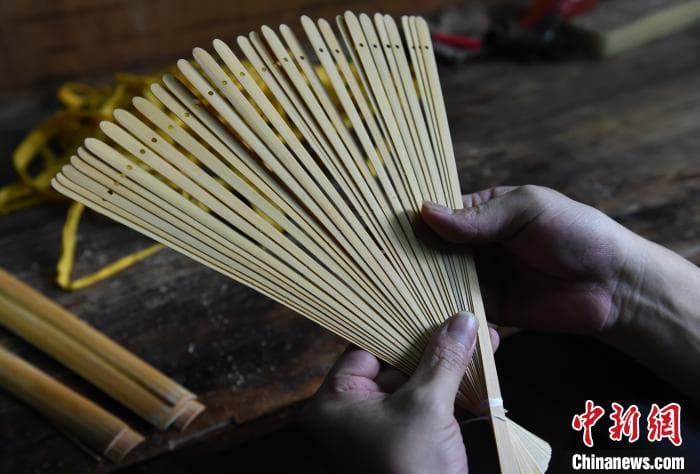 探访中国三大名扇之一：手艺人坚守下的荣昌折扇
