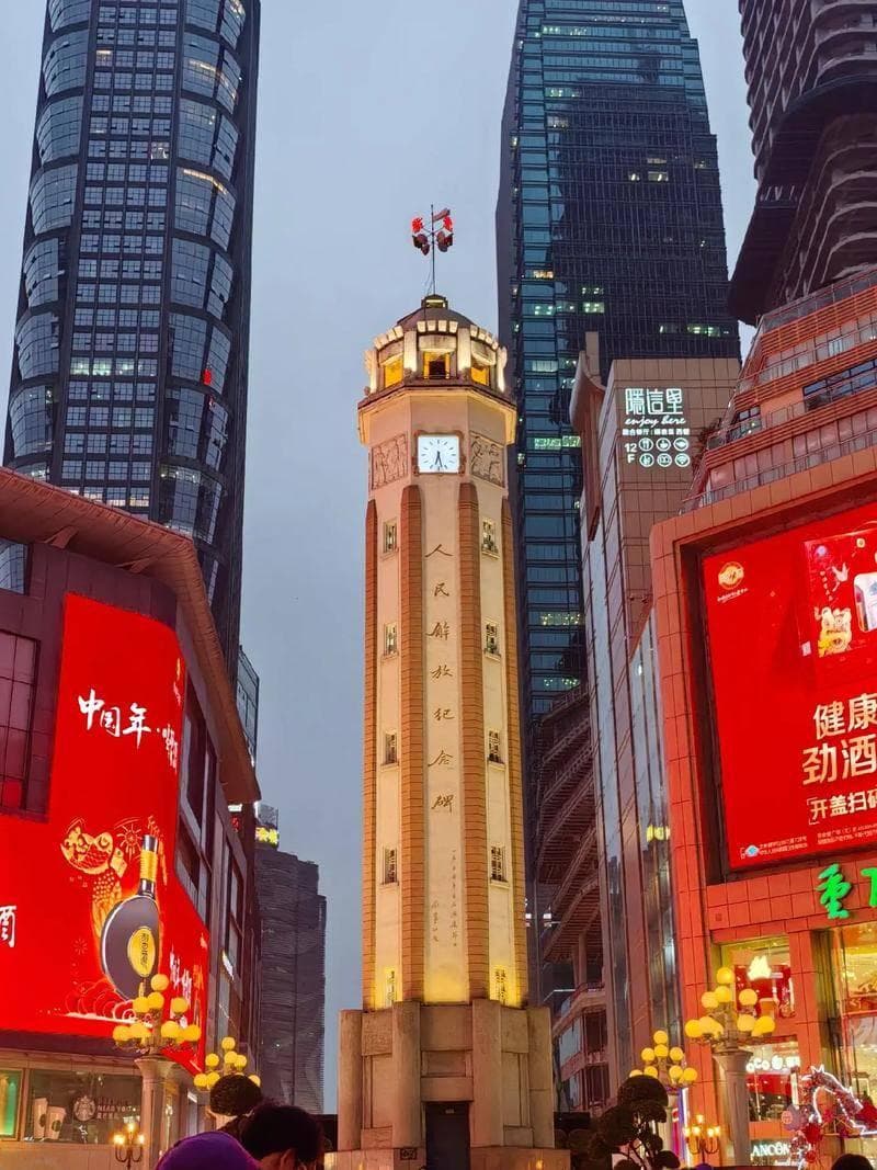 解放碑人潮涌动是重庆最热闹的地方，你去过吗？