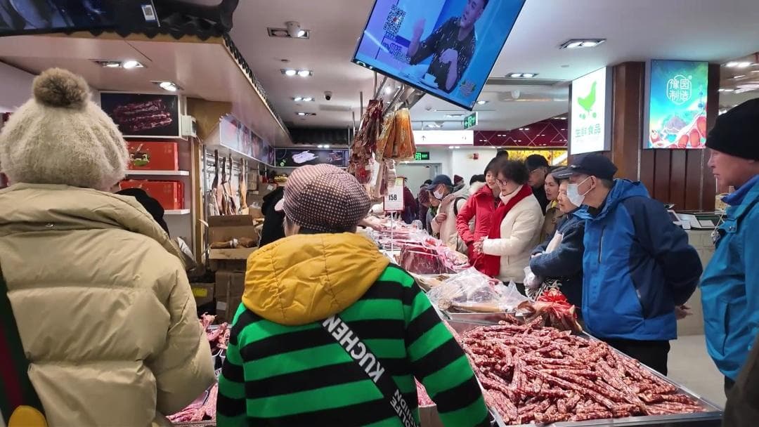 年货采购热潮起，食品一店年味浓