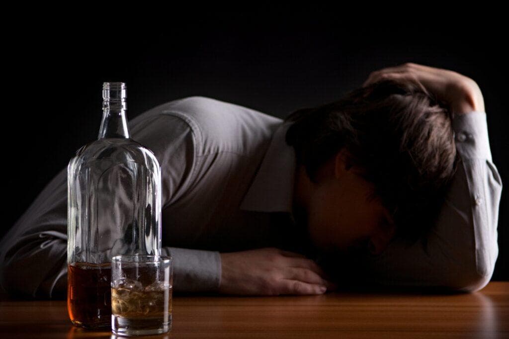 喝酒可以助眠吗？身心科医师警告长期喝酒助眠恐越喝越糟！