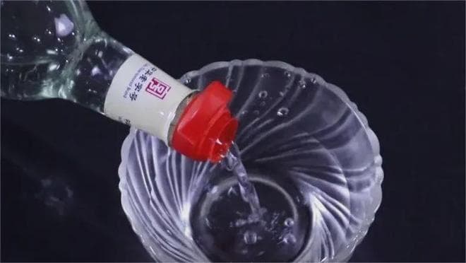手上扎了刺不要用针挑，试试这个方法让刺自己跑出来，简单又实用