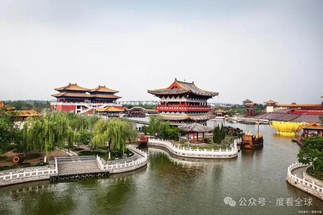 清明上河园：以《清明上河图》为蓝本的大型主题公园
