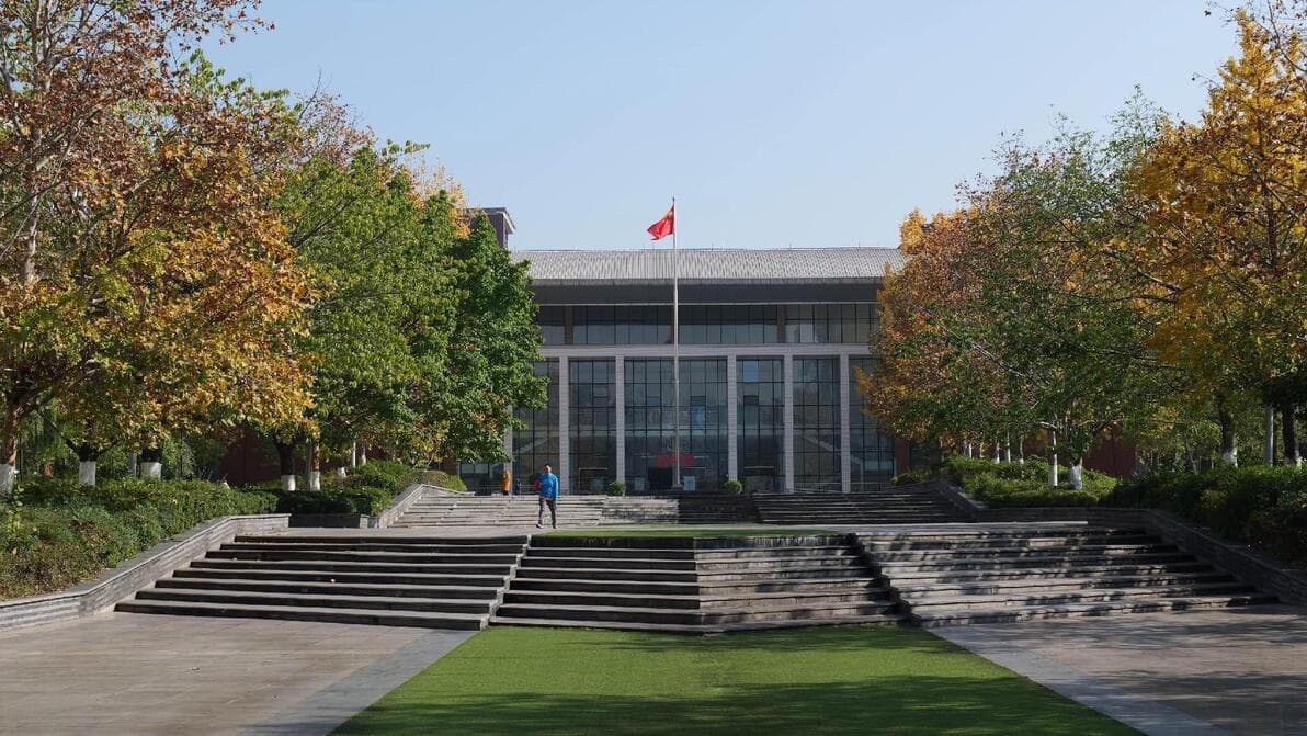 论述提升学历在当今职业中的作用和意义