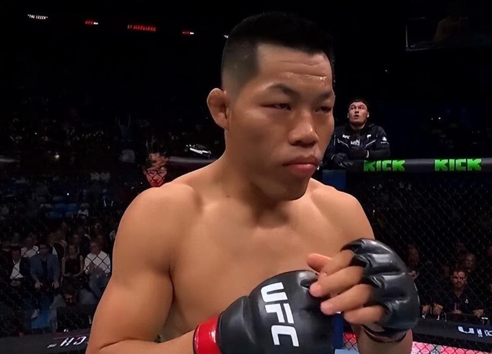 实力相差悬殊！李景亮时隔2年回归，遭巴西选手普拉特斯第二回合KO