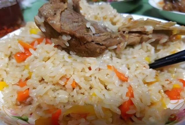 吐鲁番十大特色美食：羊肉串、手抓饭、烤全羊等，每一道都令人回味无穷