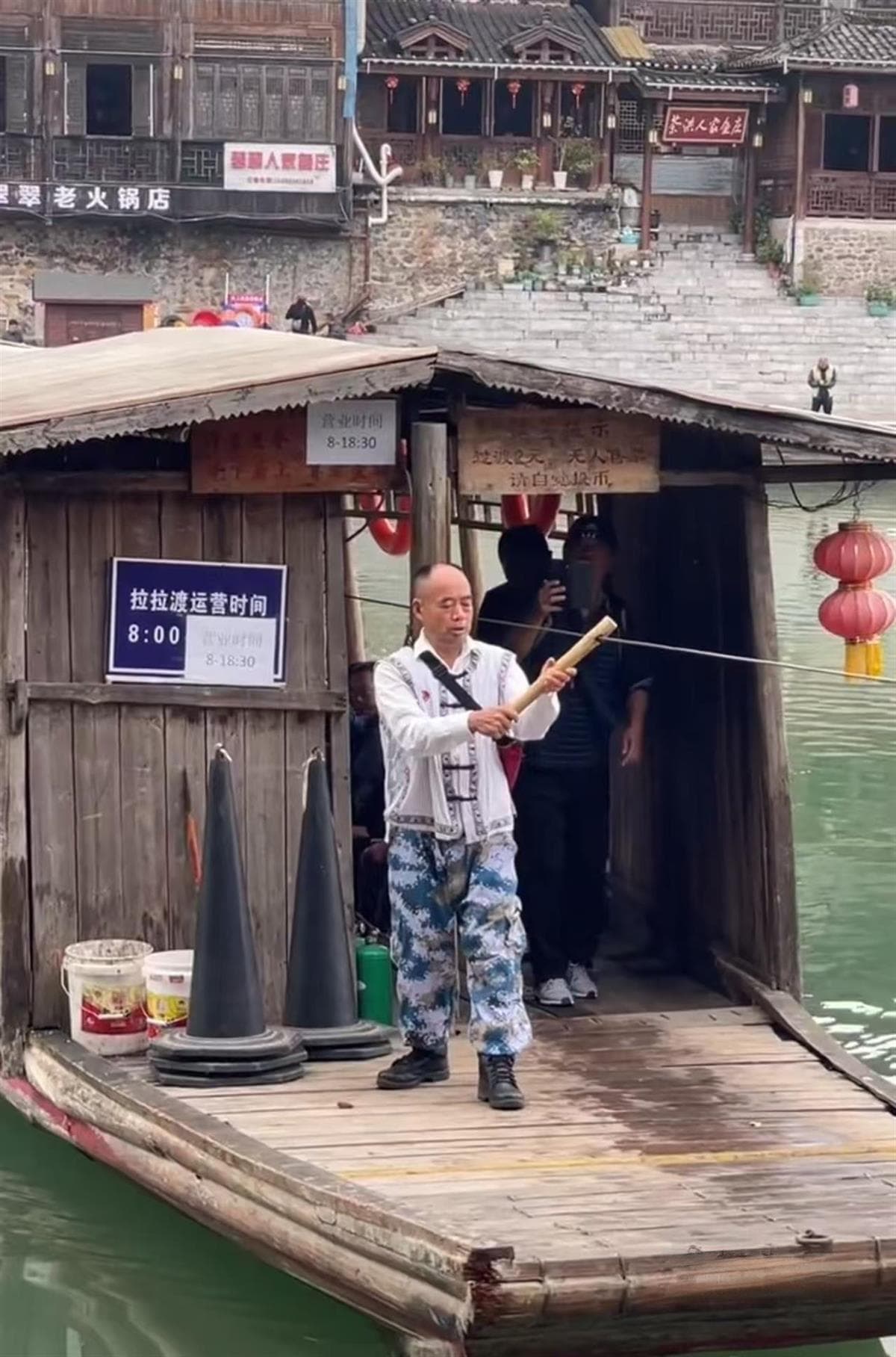 “拉拉渡”停摆，边城“没有了灵魂”，渡船运营公司：对岸码头遭封堵无法停靠