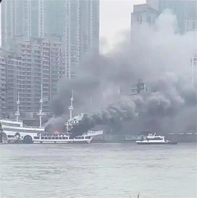 突发！上海黄浦江一四星级游船着火，现场浓烟直冲云霄