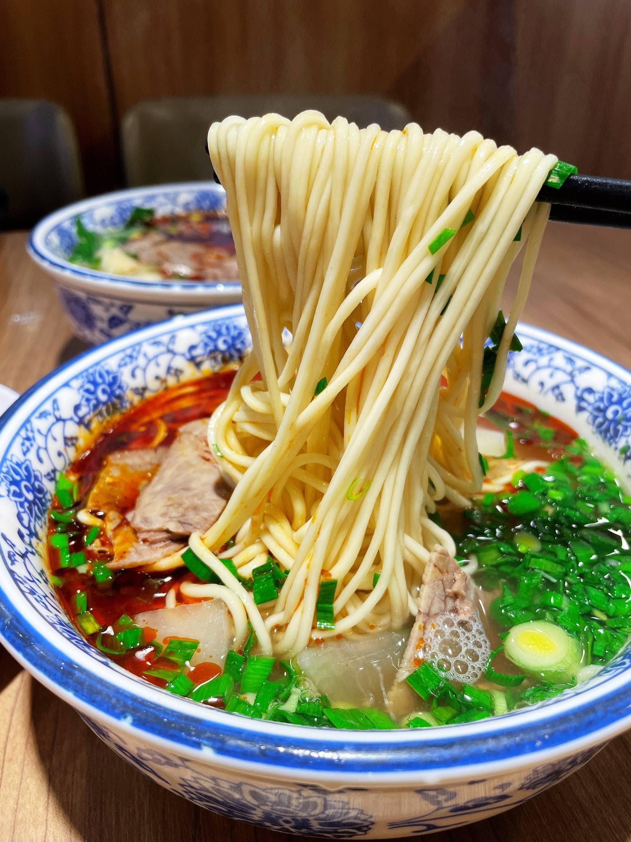 陇原风味：探寻甘肃兰州牛肉面，品味金城的鲜香韵味