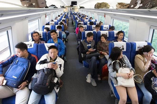 西宁女孩春运坐40小时硬座返乡，坚韧精神打动同车男生