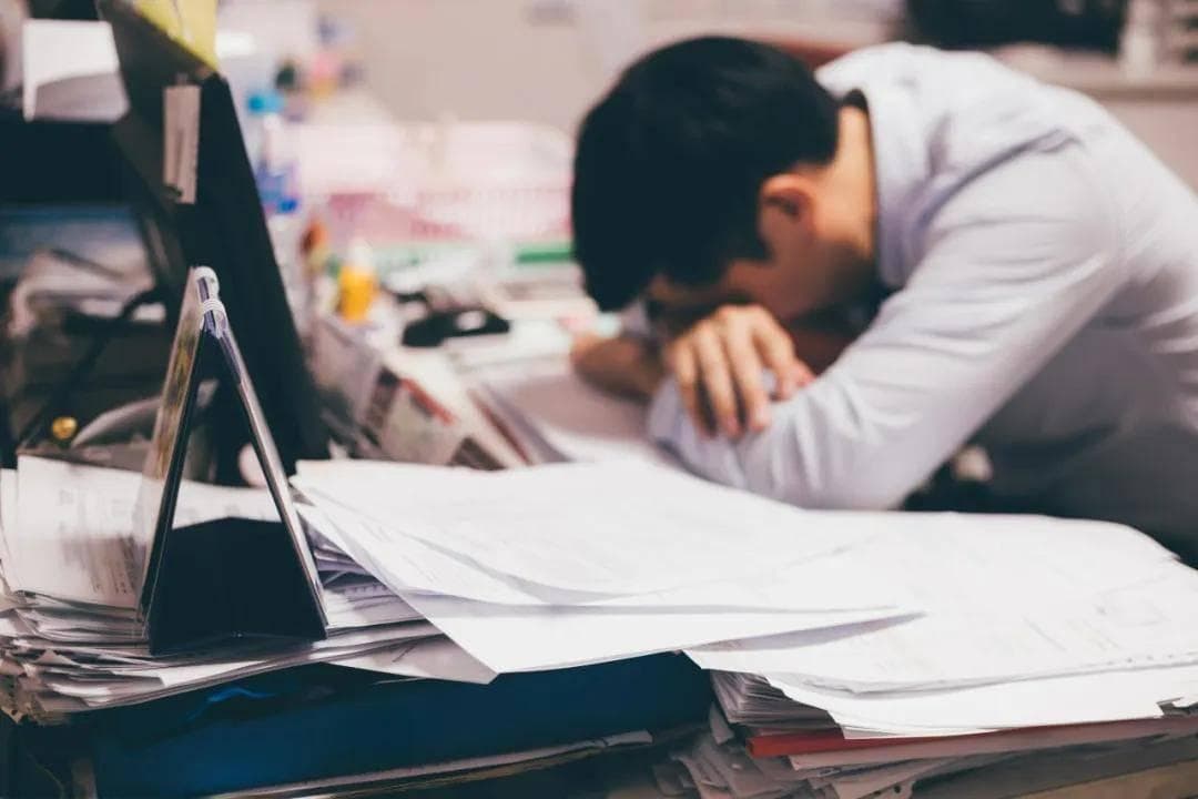 几乎人人中招3个的伤颈椎姿势，来看看如何预防避免
