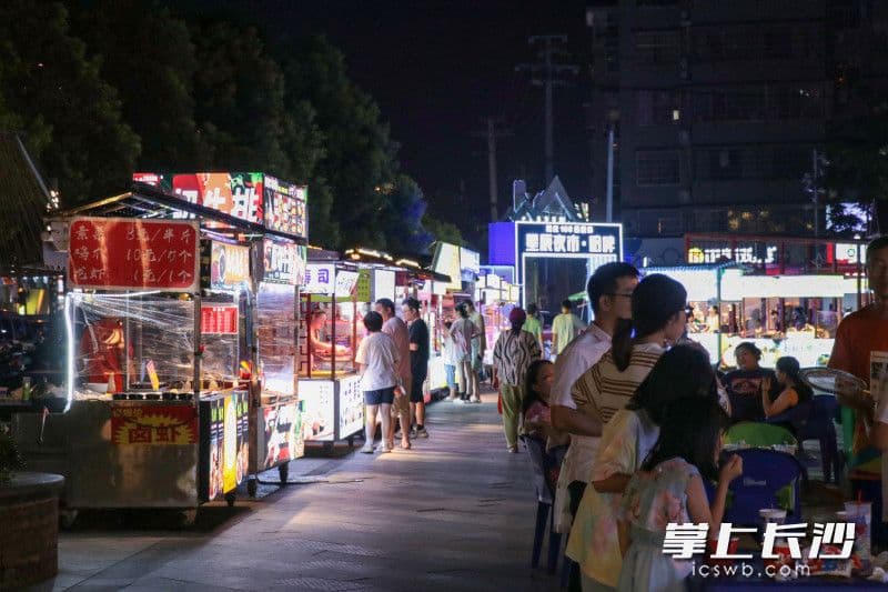 阳光100星辰夜市：璀璨灯火下，寻觅夜市深处的“小确幸”