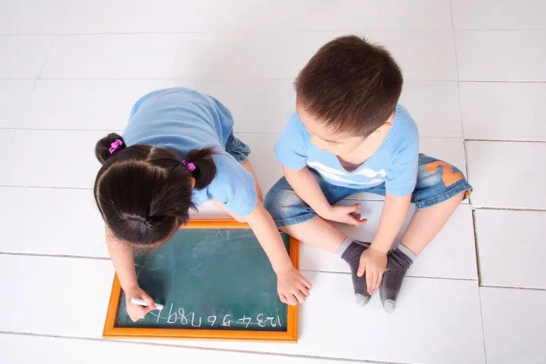 宝宝坐立成长记：何时能坐？如何训练？辅助工具大揭秘！