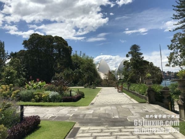 加拿大博士留学条件及费用详解