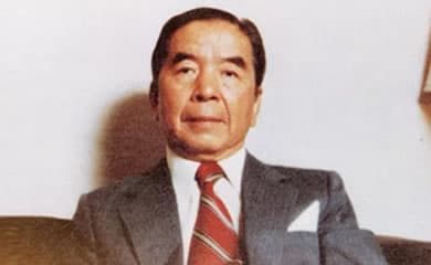 包玉刚：从商船学子到“华人世界船王”