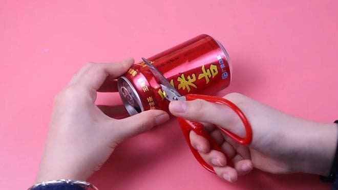 剪刀钝了怎么办？一个易拉罐就能让它重新锋利