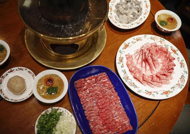 涮羊肉：一锅暖心的美味，一段文化的传承
