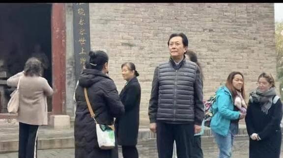 72岁唐国强近照曝光：老到认不出，嘴巴紧闭脸部发黑，头发像染的