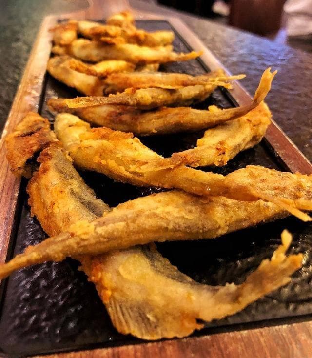 炸小鱼时，直接炸是错的，多做一步，小鱼香酥好吃还没有腥味