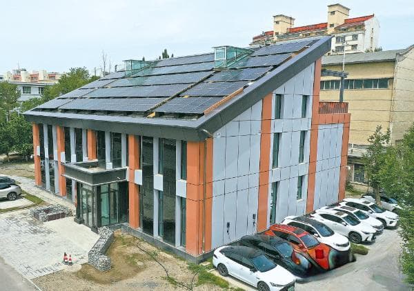 新疆首个零能耗建筑：如何实现供暖供电自给自足？