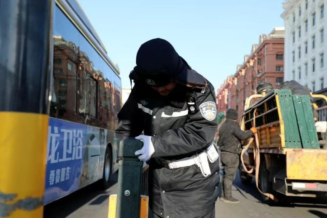动态伸缩，换新标志丨冰城交警升级交通设施 擦亮城市“安全底色”