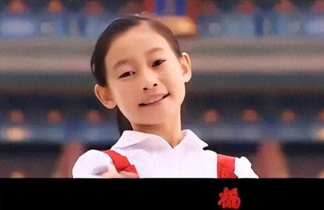 2008年，那个唱《北京欢迎你》第一句的9岁小女孩，如今怎样了？