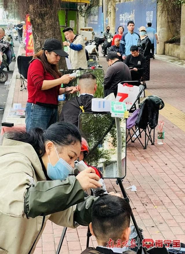 二月二“龙抬头” 市民扎堆理发讨彩头