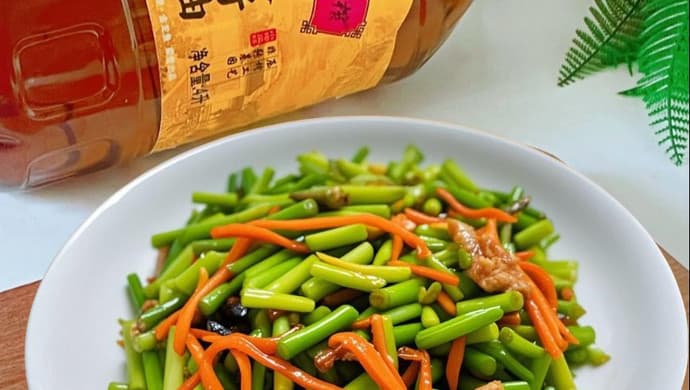 家常蒜苔炒肉，香得能多炫三碗饭
