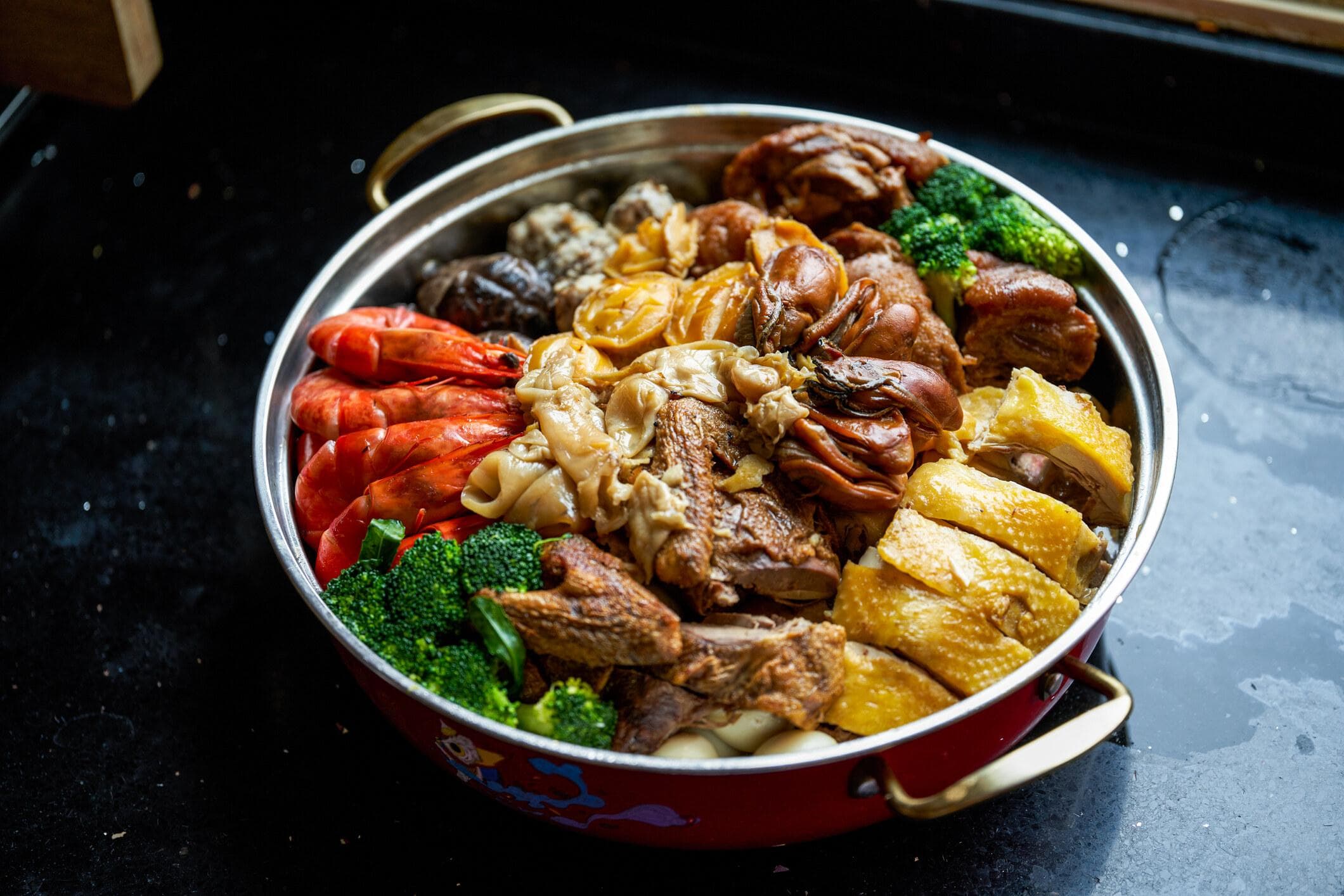 香港盆菜制作详解：十种食材成就团圆美意