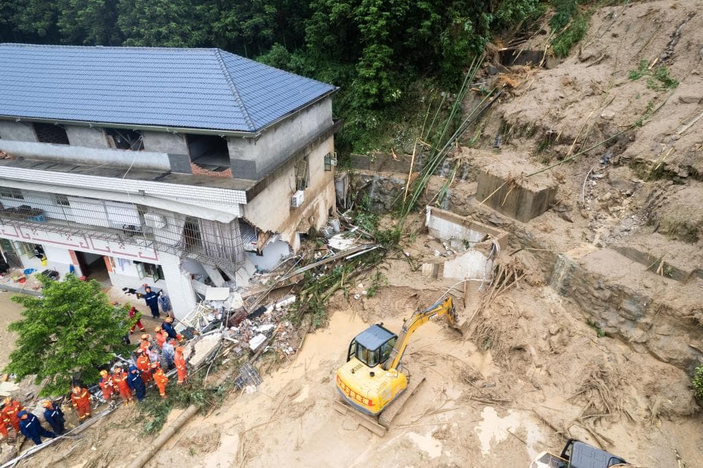 湖南衡阳南岳区山体滑坡致15人遇难，多方力量紧急救援