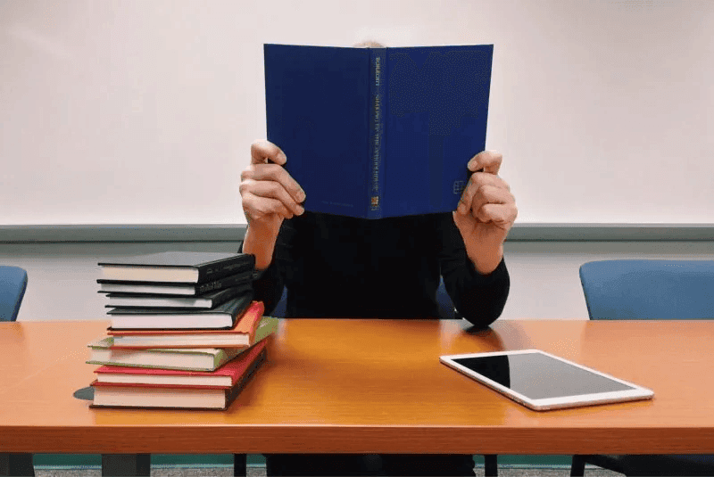 AI技术在教育中的应用与反思：提高学习成绩但降低课堂参与度