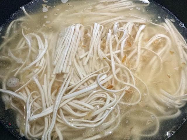 馄饨蛋花汤中蛋嫩的秘诀，掌握火候和搅拌的技巧，口感嫩滑又营养