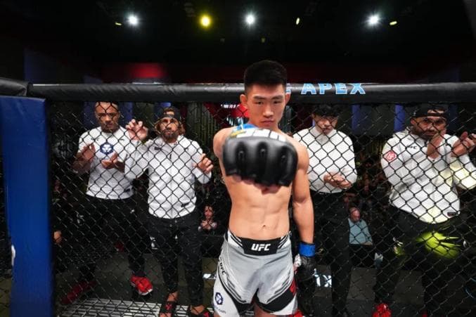他19岁替补上场一战成名，如今是UFC排名最高的中国男子拳手！