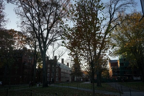 umass amherst的学费大约在13万到30万人民币之间。