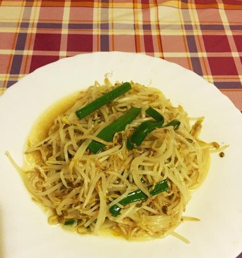 清炒绿豆芽的做法（健康营养的蔬菜美食）
