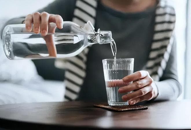 白开水放凉后，堪比"慢性毒药"？常喝65℃的水会致癌？一文讲明白