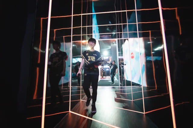 “天生的辅助”小明：一年练320天的铁人 与Uzi相互成就