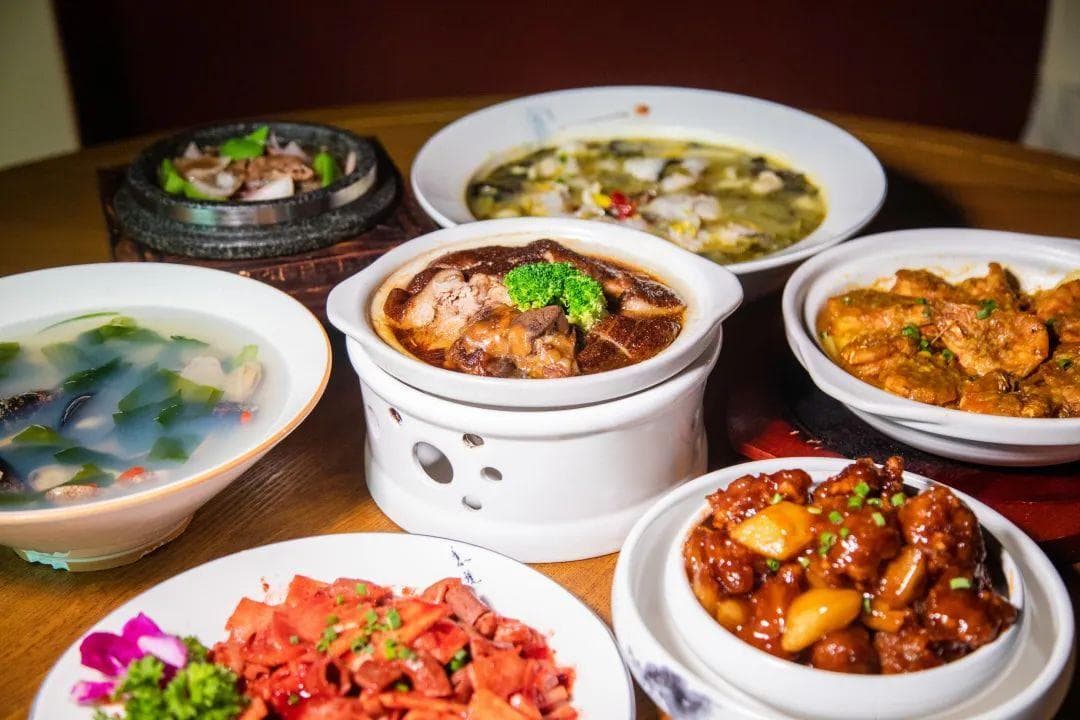 福州美食“双璧”：佛跳墙与鱼丸的传奇故事