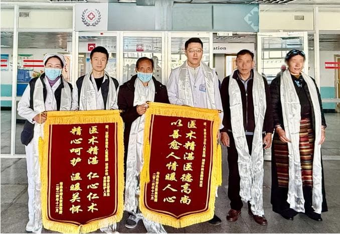 西藏首例机器人辅助腹腔镜根治性膀胱切除术成功实施